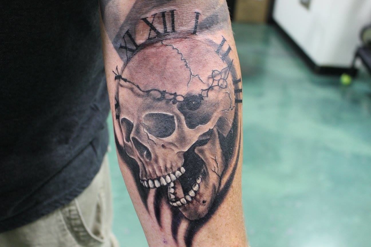 Black___gray_skull_clock_tattoo_by_daddy_jack_daddyjackstattoos