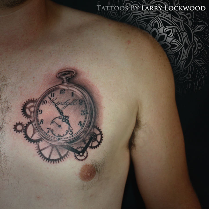 Clock_with_gears_on_chest