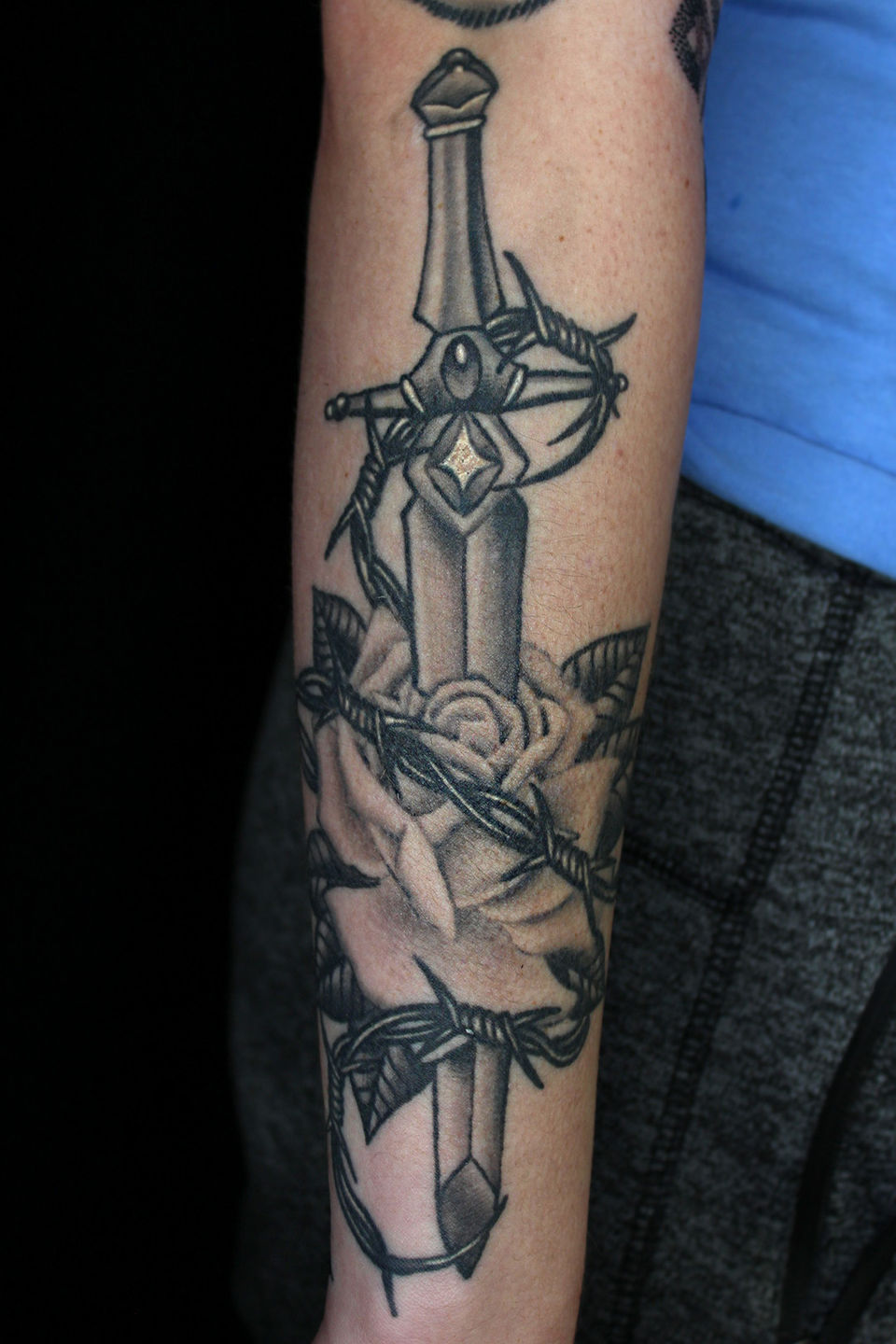 Dagger_rose_barbedwire